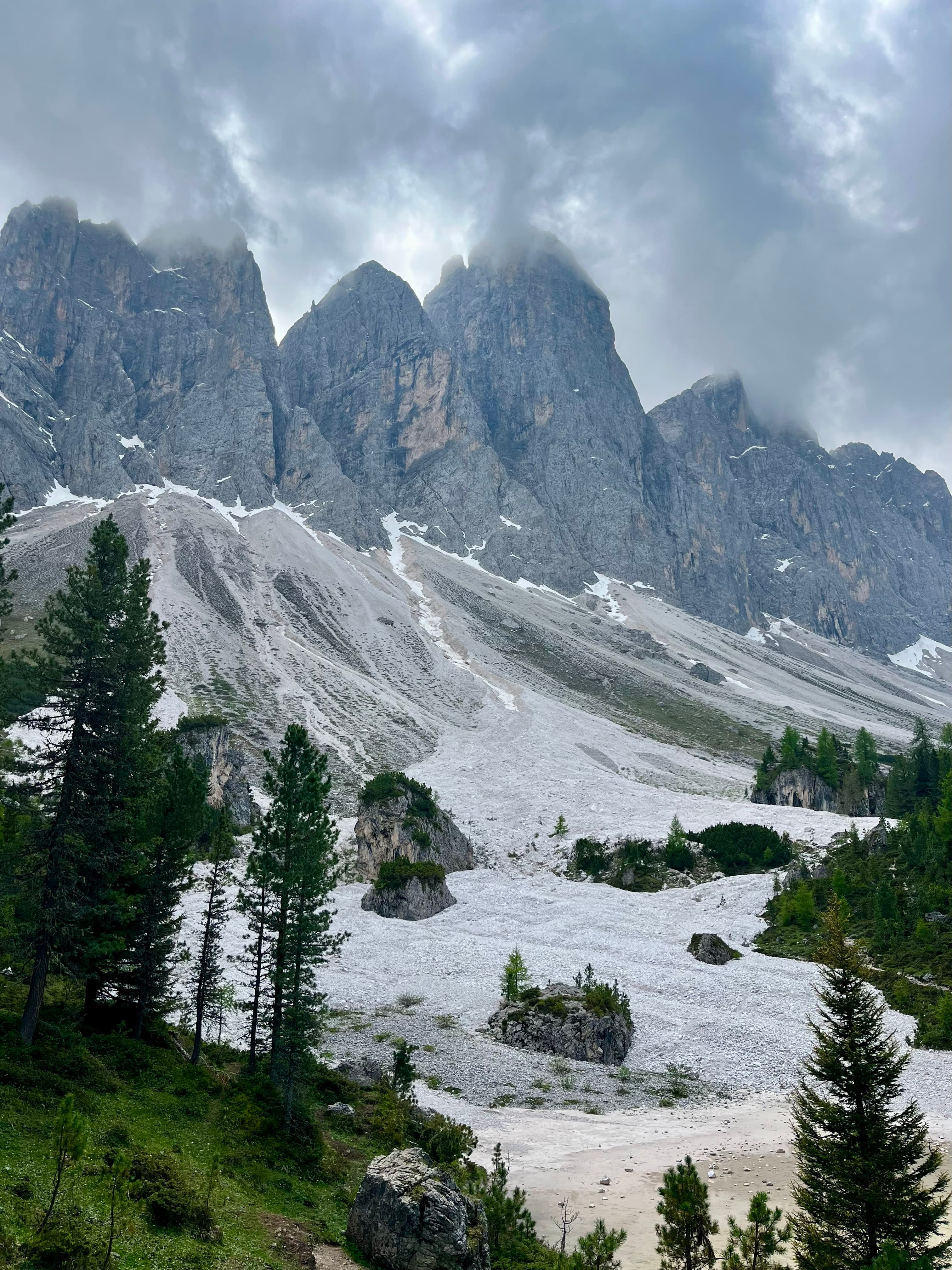 Val di Funesis ja ka väga paljudes muudes Dolomiitide mäestikes on palju rusuvalle, mis näevad välja nagu üsna meile omane paekivikruus